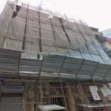 Tutto ebbe per� fine nel 2010. Quell�anno l�edificio fu sgomberato: lo stabile fu infatti dichiarato pericolante. La struttura fu quindi coperta da un�impalcatura per permettere dei lavori di restauro, che per� si interruppero subito. E da allora il palazzo di via Abbrescia non fa che perdere pezzi